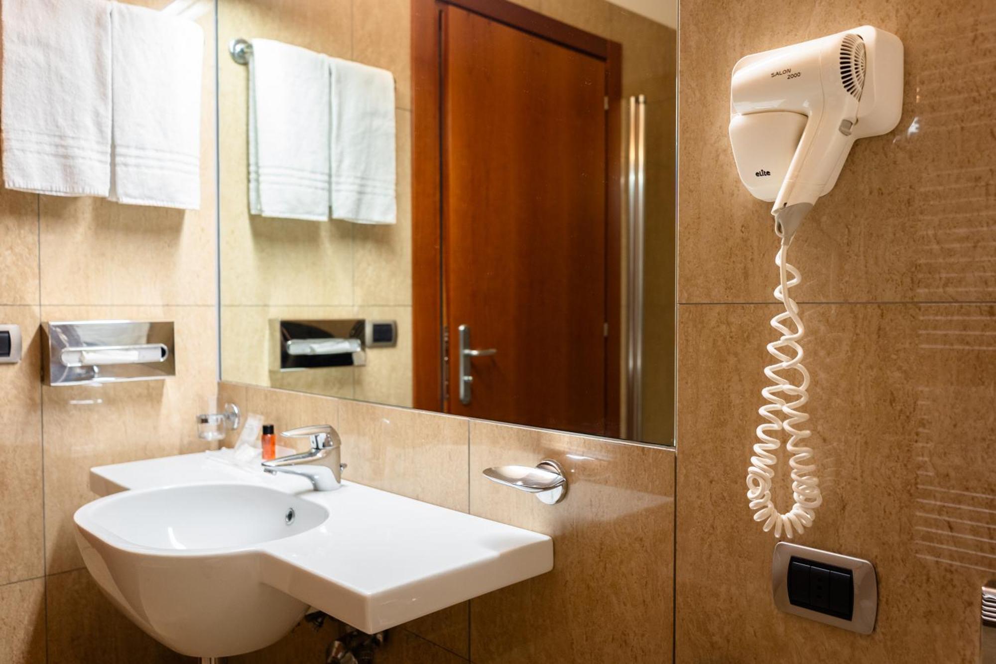 Airone - Ombrellone Incluso Al Bagno Dolce A Marina Dal 1 Giugno Al 15 Settembre 4* Grosseto